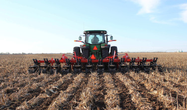 Смуговий обробіток грунту (Strip-Till): економія добрив та вологи в умовах змін клімату