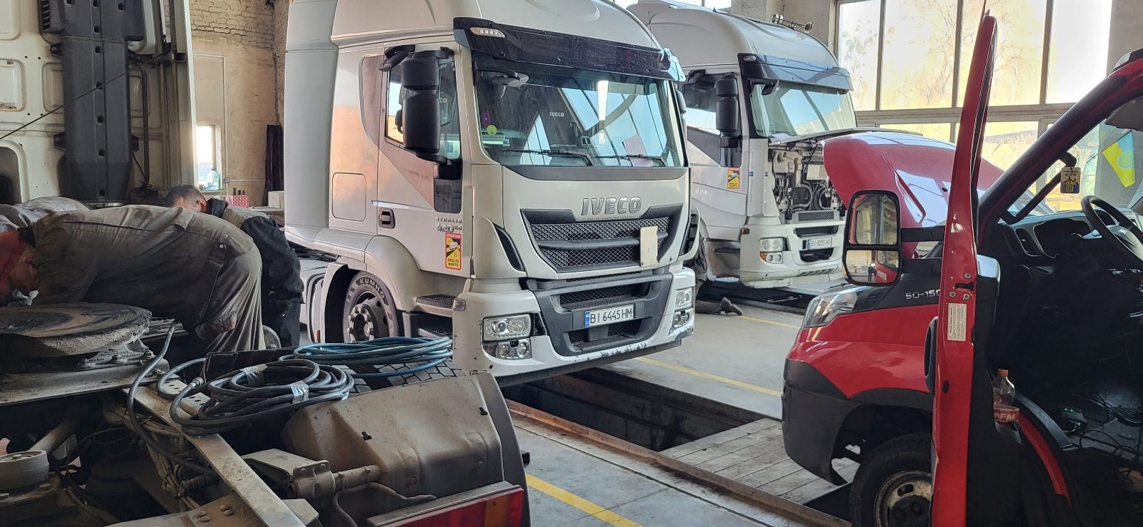 Вантажівки Iveco в цеху СТО НФМ АГРО, Нові Санжари